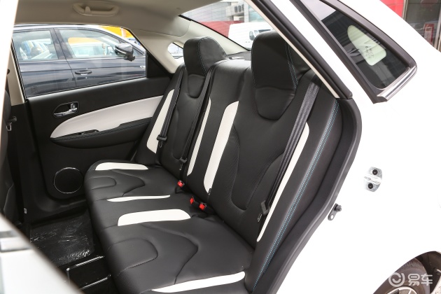 来到车内,江淮iev7内饰设计非常个性,符合年轻人的审美标准.