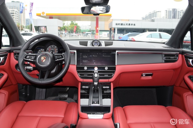 当前位置:>易车>macan座椅摘要>摘要详情> 内饰方面,新车延续新款