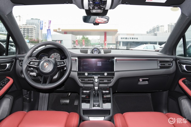 当前位置:>易车>macan座椅摘要>摘要详情> 内饰方面,新款macangts在
