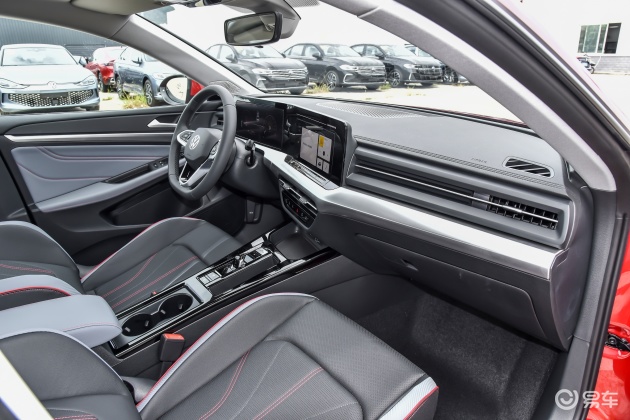 内饰方面,凌渡采用了简洁设计,大众的内饰一贯的简洁实用风格,在做工