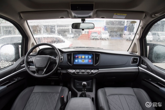 菱智的内饰充满了皮质与层次感.