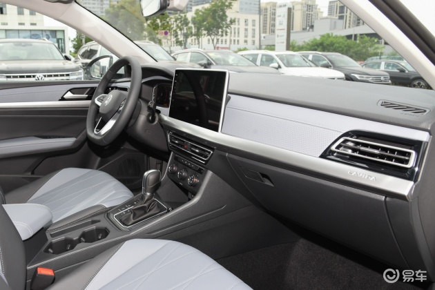 当前位置:>易车>朗逸中控台摘要>摘要详情> 内饰方面,采用全新设计