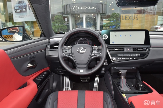 雷克萨斯es后备厢空间不错,也能通过放倒后排座椅来扩展储物空间,日常