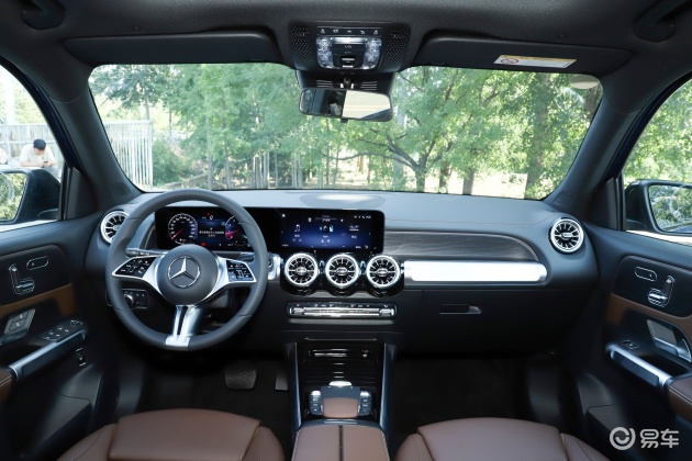 全新glb的内饰设计风格和外观一致,充满了浓厚的奔驰气息和家族式的