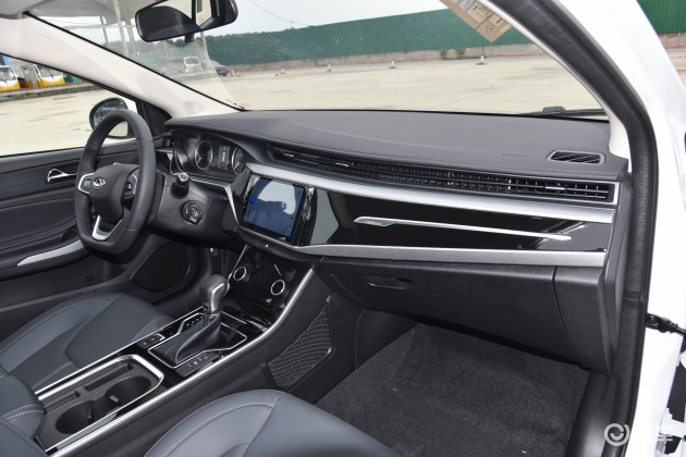 内饰方面,新款奇瑞艾瑞泽5的中控台布局比较简约,采用了黑色与红色的