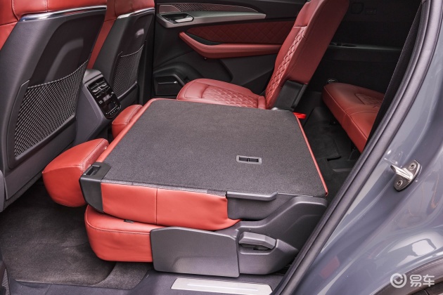 q6车灯摘要>摘要详情>奥迪q6后备厢空间表现还算不错,放倒后排座椅后