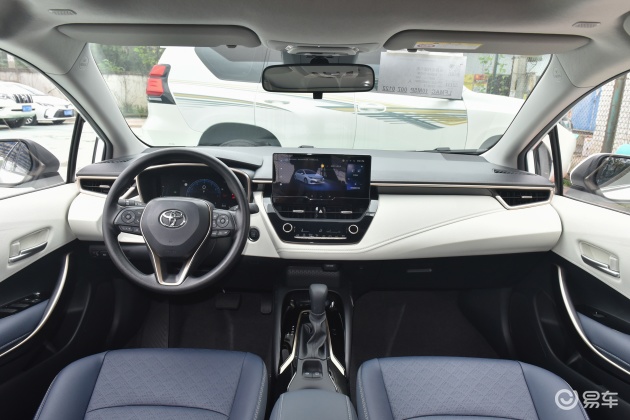 内饰方面,亚洲狮allion秉持了丰田"精湛"的工艺,以驾驶员为中心的环抱