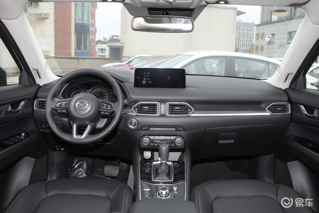 在整个中控台还有门把手等处,使用了大量