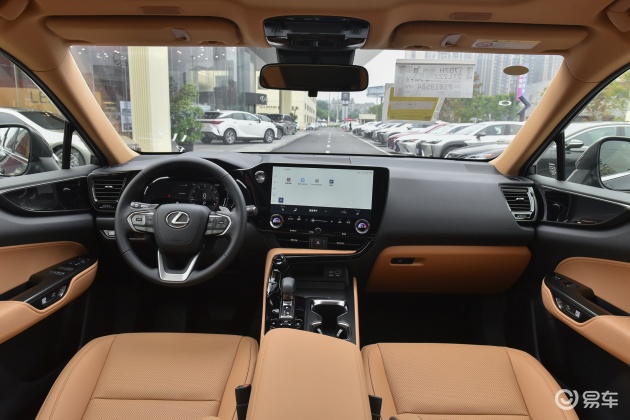 但是相对于老款的雷克萨斯车型,新款雷克萨斯nx的内饰变化明显,整体的