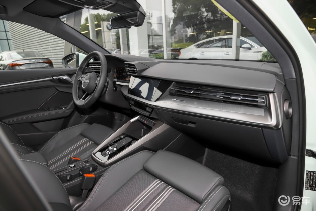 当前位置:>易车>奥迪a3方向盘摘要>摘要详情> 全新奥迪a3的内饰采用的