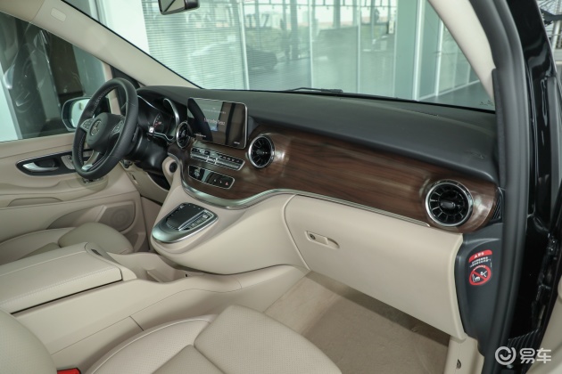 当前位置:>易车>奔驰v级车头摘要>摘要详情>坐进车内,奔驰v级内饰时尚