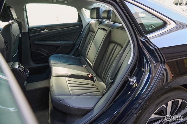 帕萨特内饰-后排-胎压-易车