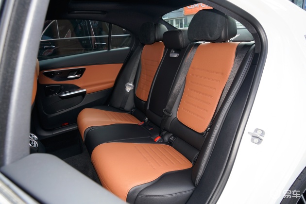 奔驰c级内饰_轴距_发动机