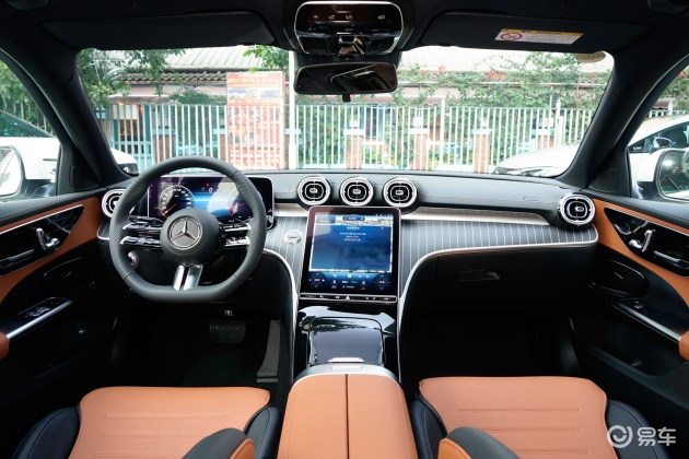 当前位置:>易车>奔驰c级中控屏幕摘要>摘要详情> 内饰的变化更多是