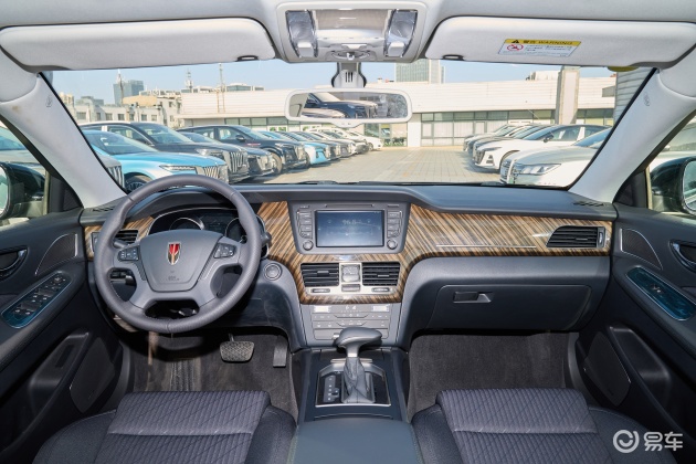 内饰方面,红旗h7整体设计简洁,中控台配备一块8.