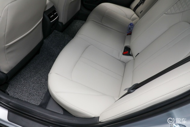 当前位置:>易车>索纳塔车身摘要>摘要详情>索纳塔后排空间还算宽敞