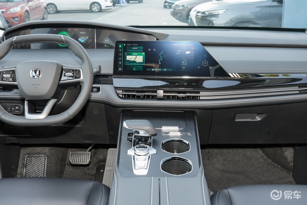 长安uni-k车头设计十分凶悍,十分具有运动气息