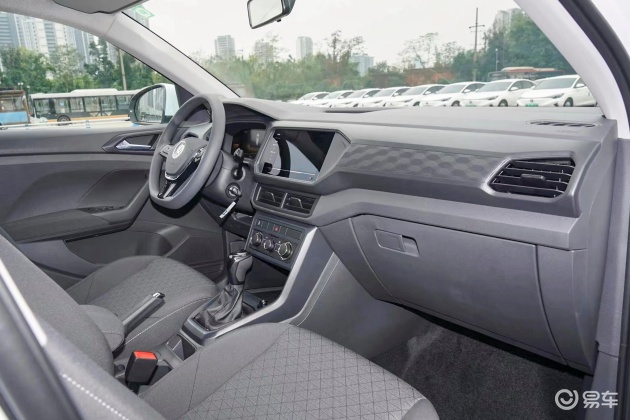 新车还配备了大众最新样式的多功能方向盘,驾驶时手握很好让人感觉