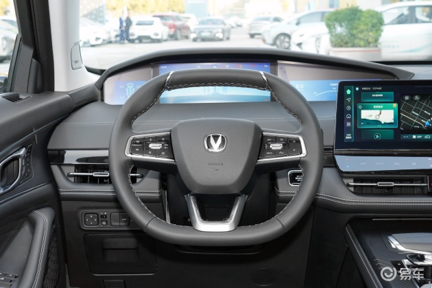 长安uni-k车头设计很简约,十分具有运动气息