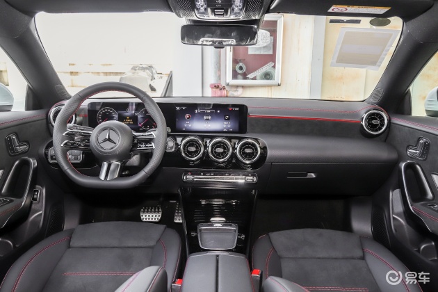 >易车>奔驰cla级方向盘摘要>摘要详情> 在内饰方面,全新一代奔驰cla