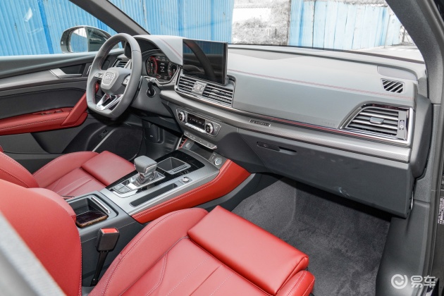 奥迪q5l内饰_后排_动力