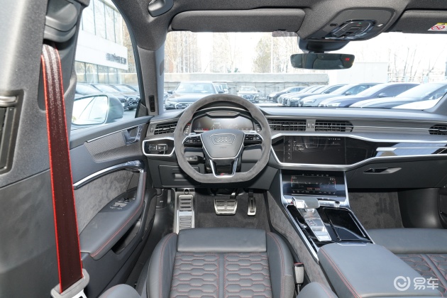 奥迪rs 7后备厢空间可利用率很高,装载能力也较为出色,后排座椅支持