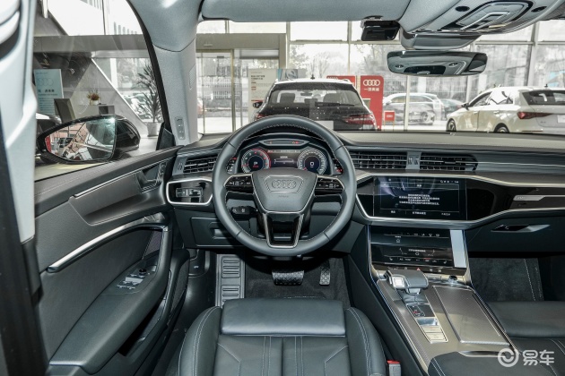 奥迪a7后排空间不错,满足日常出行需求没问题.