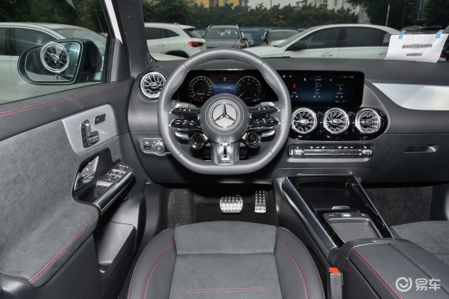 奔驰gla amg后备厢空间的表现比较不错,开口大小符合它的定位,一家人