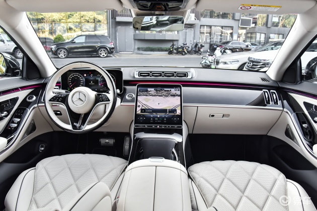 这款车的内饰方面,新车采用奔驰最新设计风格和布局,整体来看非常的