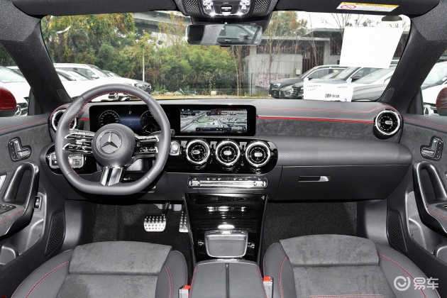 当前位置:>易车>奔驰cla级方向盘摘要>摘要详情> 内饰采用了最新的