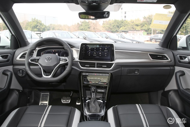 内饰方面,探歌的中控台上使用了大面积的搪塑材质,而且还有着不错的