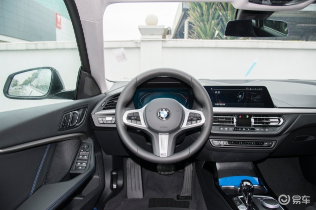 宝马2系后排空间还算宽敞,头部和腿部空间都有一定的余量,满足日常