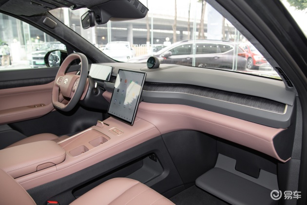 当前位置:>易车>蔚来es8方向盘摘要>摘要详情> 整个内饰整体可以说