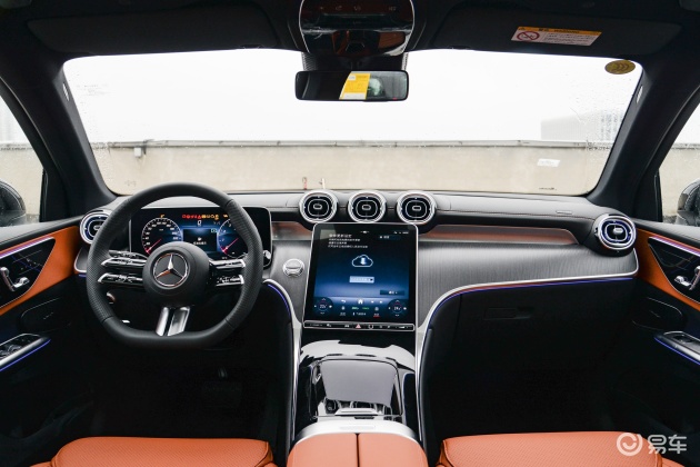 >易车>奔驰glc座椅摘要>摘要详情> 在内饰方面,全新奔驰glccoupe采用