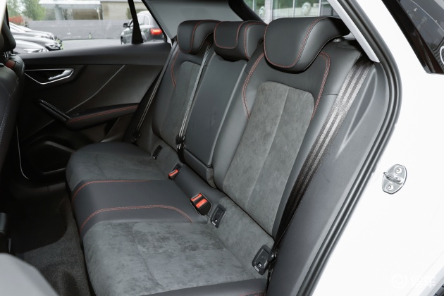 奥迪q2l空间_后排_发动机