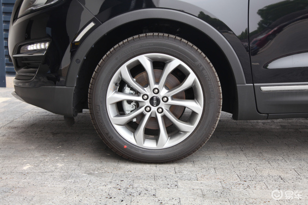 来到车身侧面,该车尺寸为4552/1864/1657mm,轴距为2690mm,前后轮胎