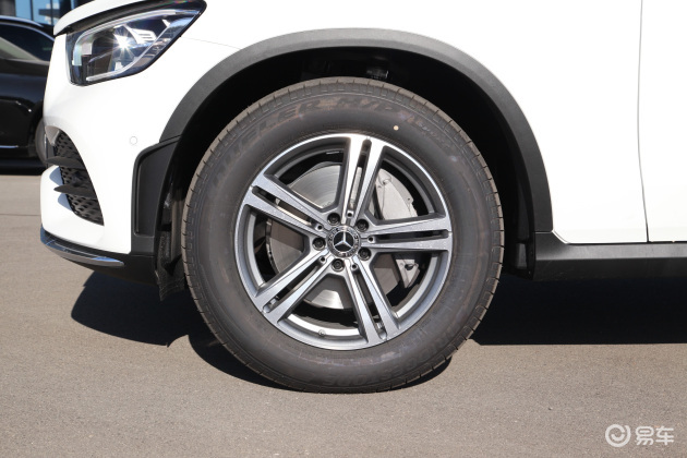 轮胎方面,该车前后轮胎规格均为235/60 r18,采用了五辐式轮圈设计.