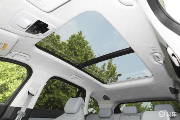 89㎡的可开启全景天窗,这块天窗可是号称同级最大的.