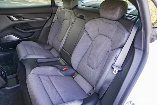 这种能跑赛道的车型肯定注重这一点,而且保时捷还体贴的配备了腿托