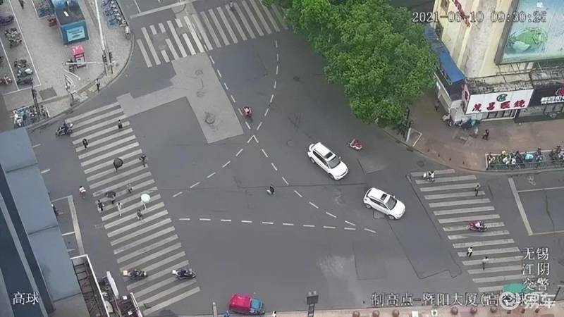 路口这根线不是画着玩的,车主不按导流线行驶剐蹭被判全责_易车