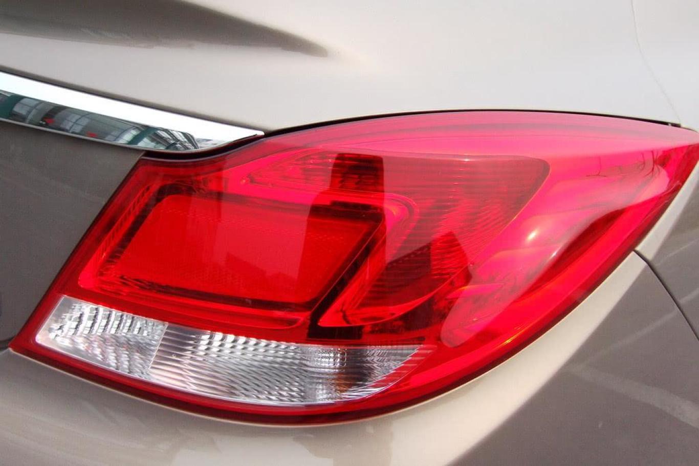 君威2.4 精英版尾灯侧45度俯拍