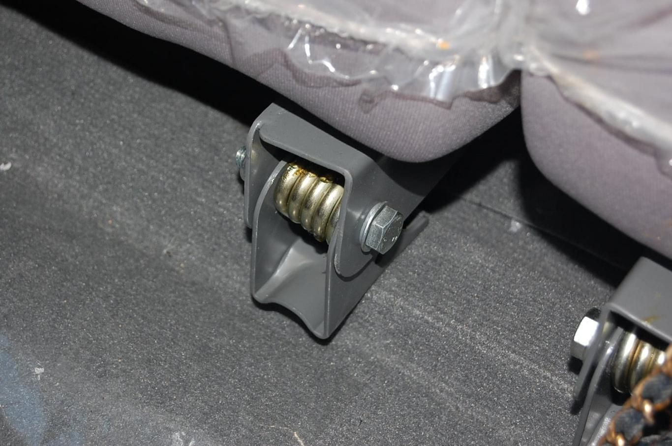 Right sidewall interior trim assembly