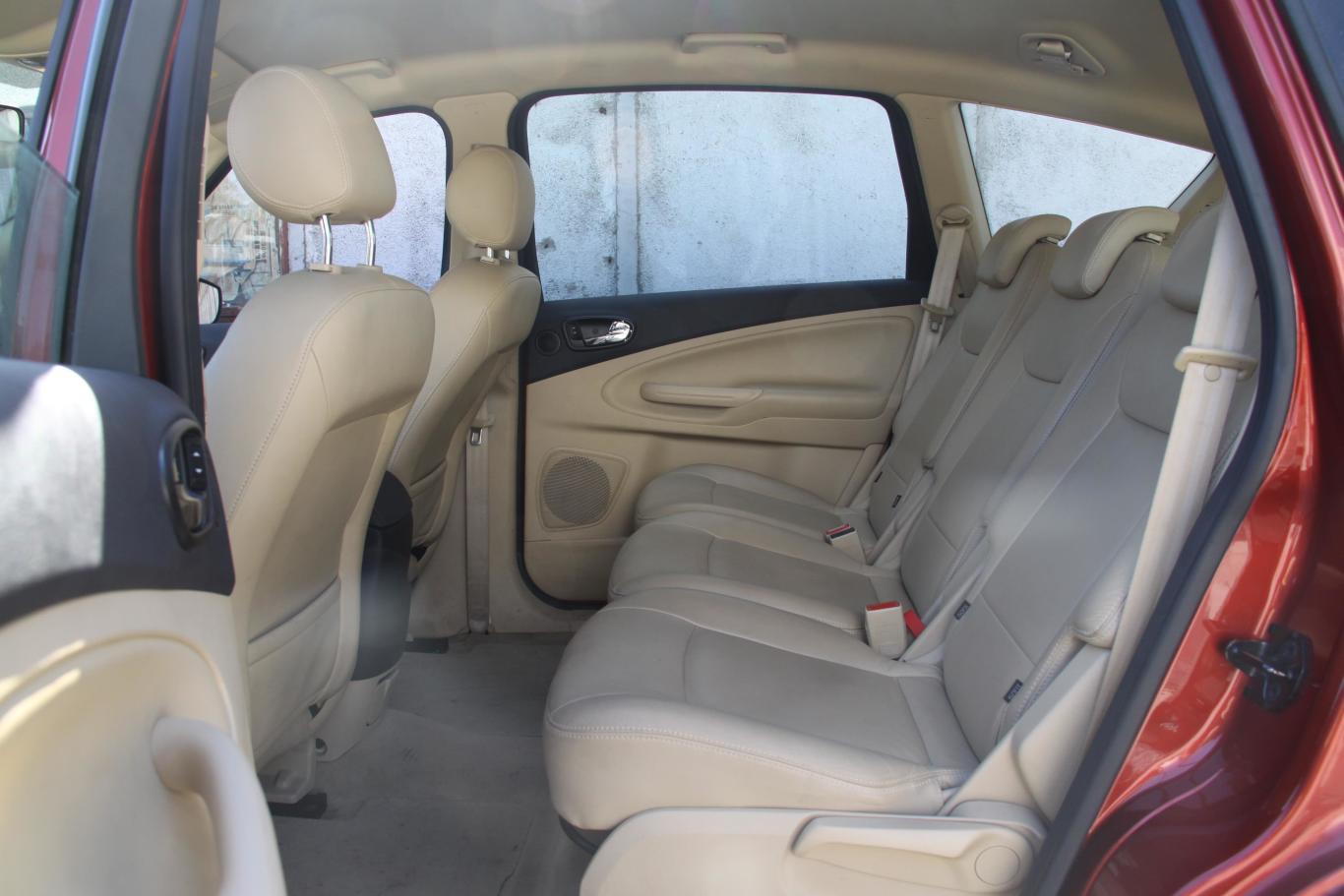 麦柯斯2.3l时尚型七座后排空间体验