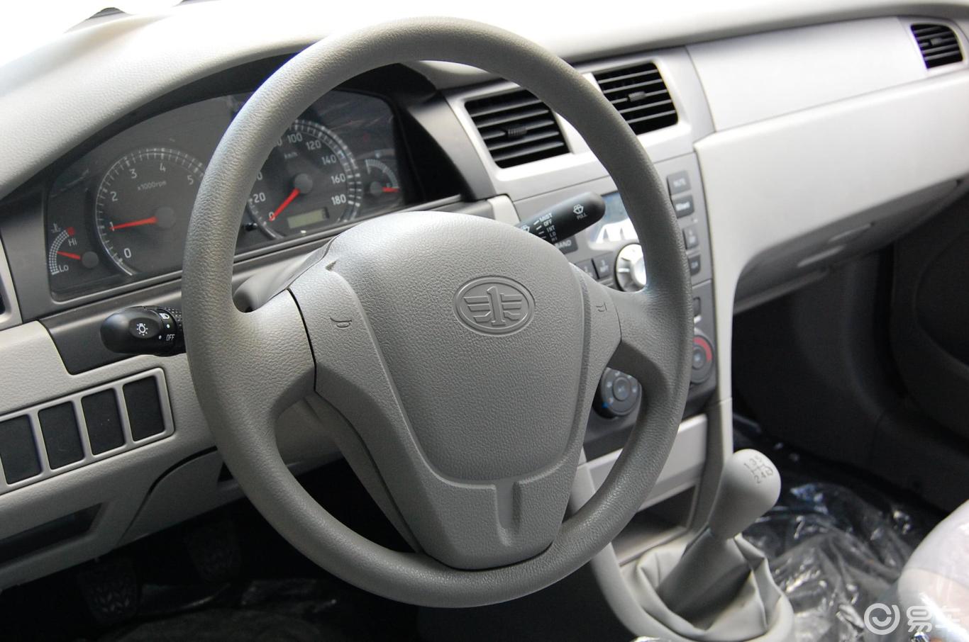 2010款夏利n5内饰