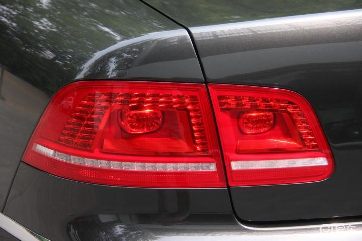 辉腾(进口) v6 5座加长商务版尾灯