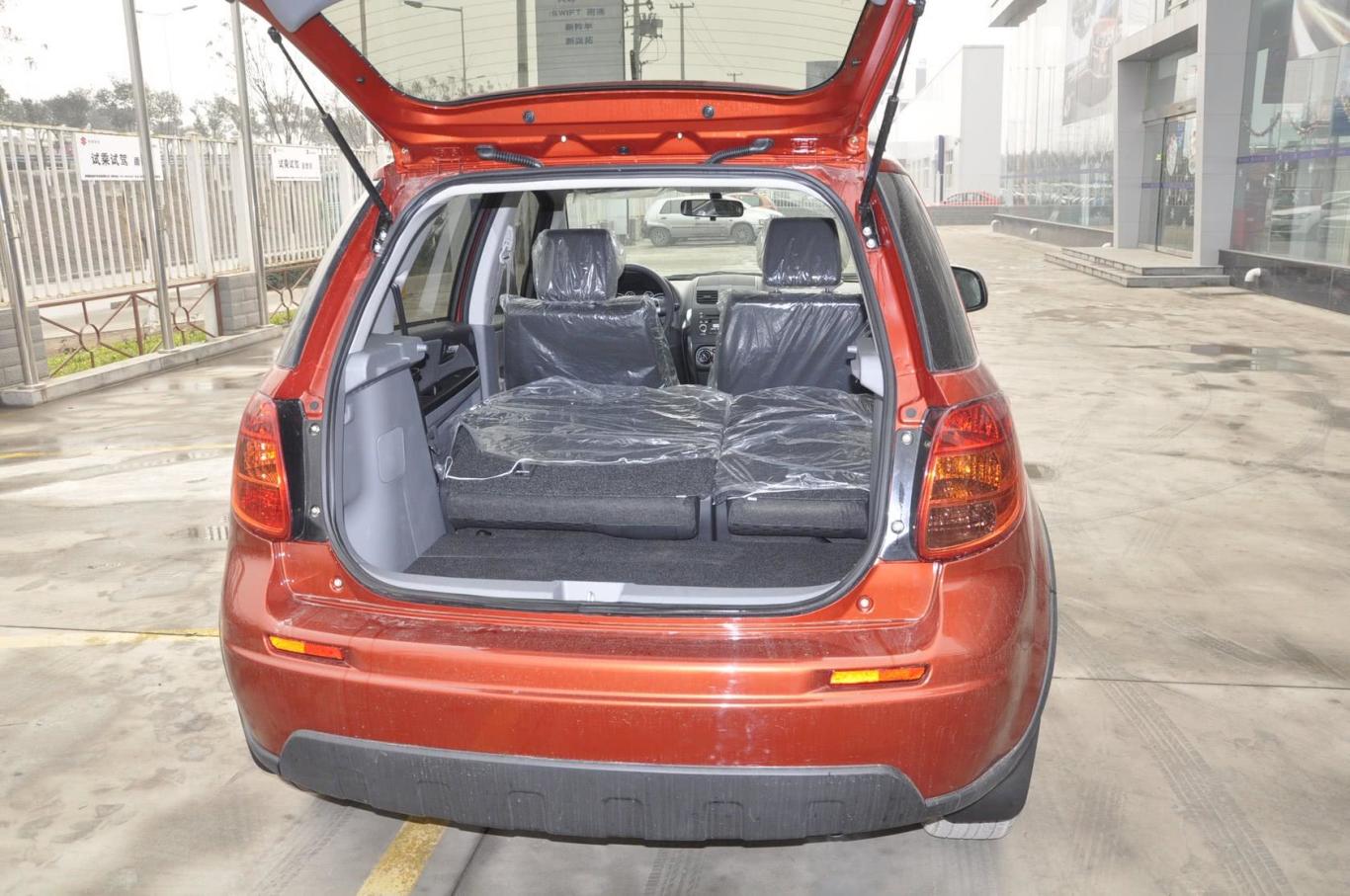 天语 sx4两厢 1.6l 灵动型 at行李箱空间(后排全放倒)