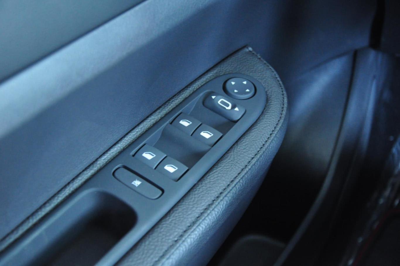 标致307两厢 1.6l 自动 cross外后视镜控制键