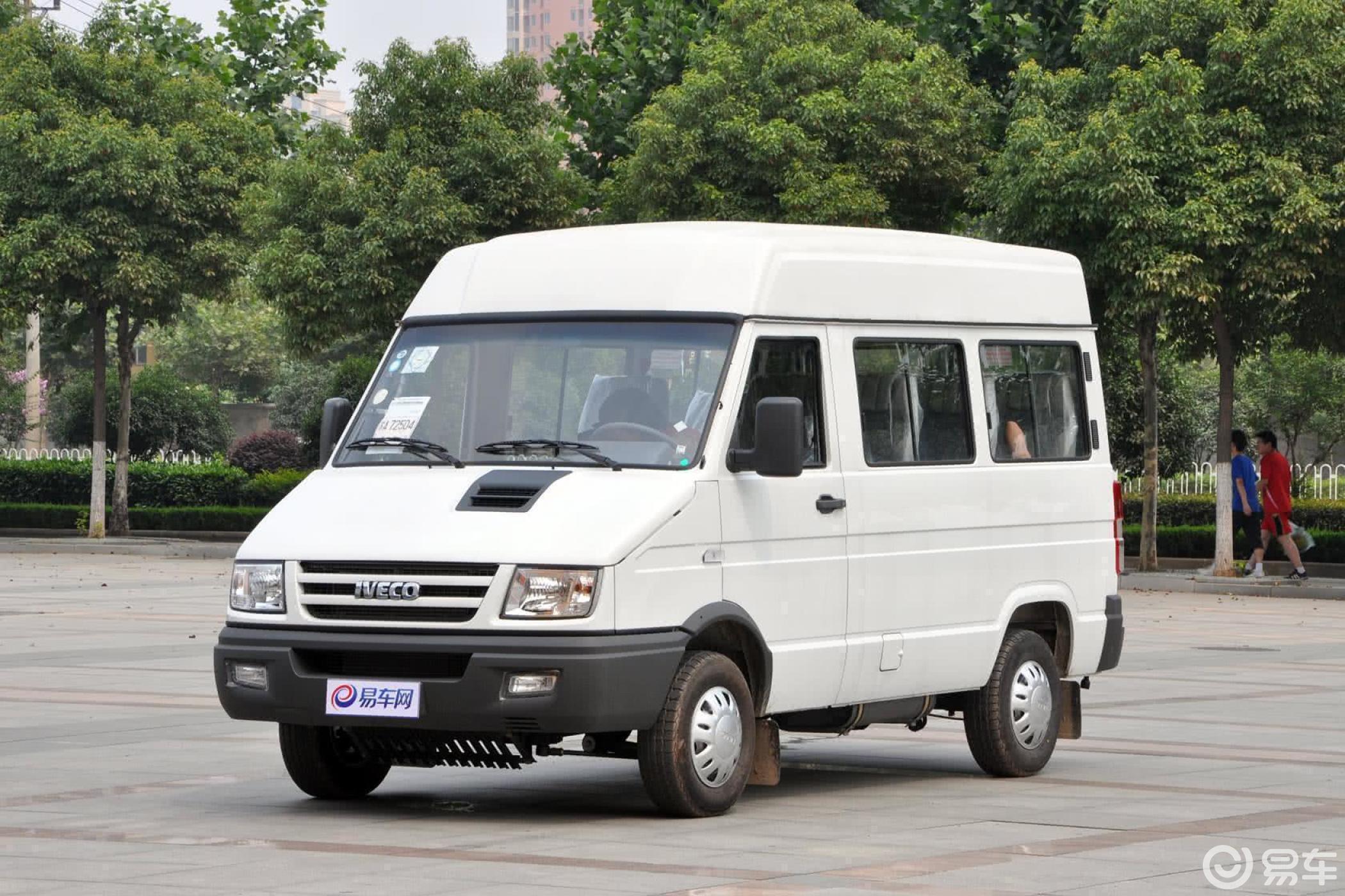 【依维柯得意2011款得意a35标准版 11座侧前45度车头向左水平汽车图片