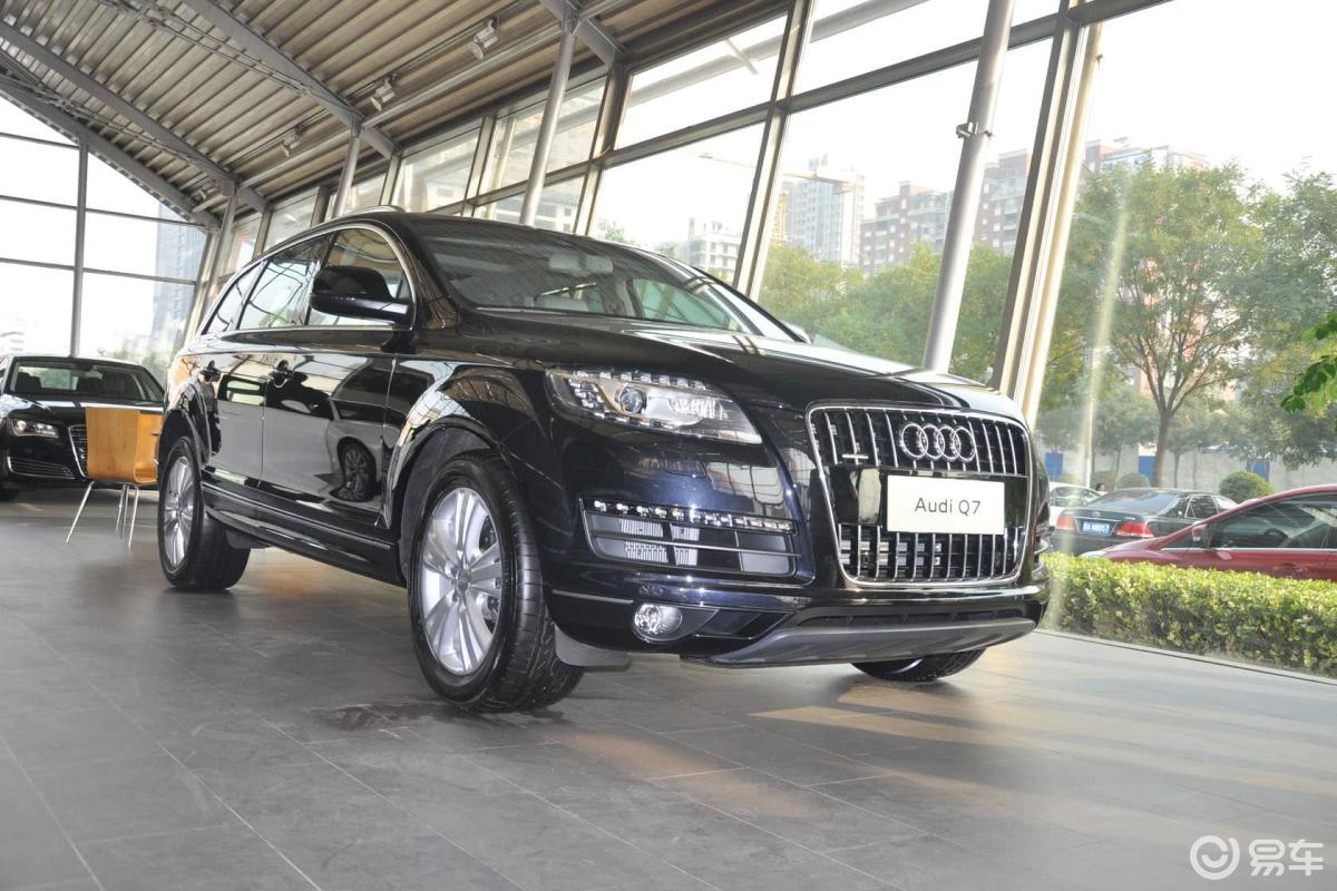 【奥迪q72013款35 tfsi 舒适型侧前45度车头向右水平汽车图片-汽车
