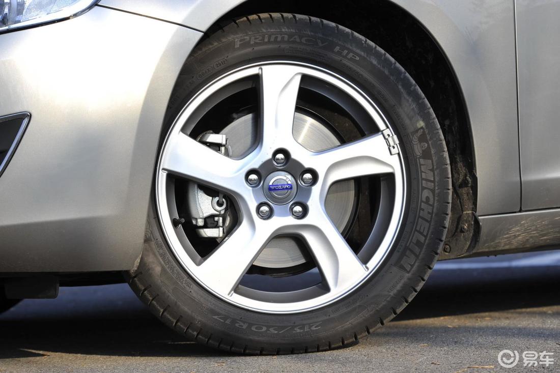 沃尔沃v60采用米其林primacy hp系列轮胎,t5车型的轮胎规格为215/50